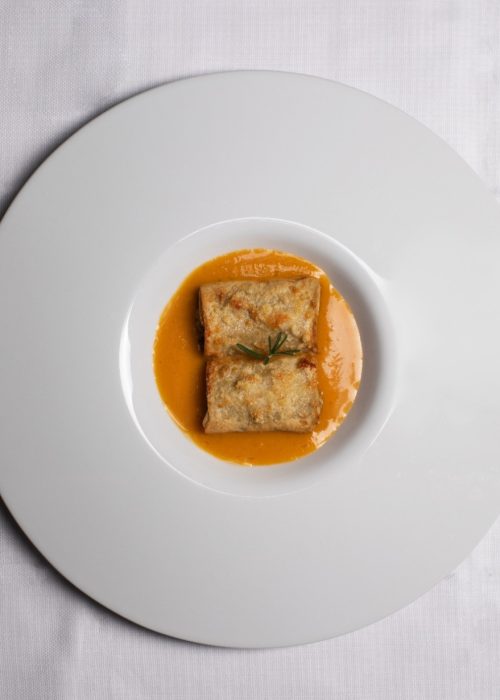 Cannelloni croccanti di farina di grano saraceno ripieni di verza e castagne con crema vellutata di zucca